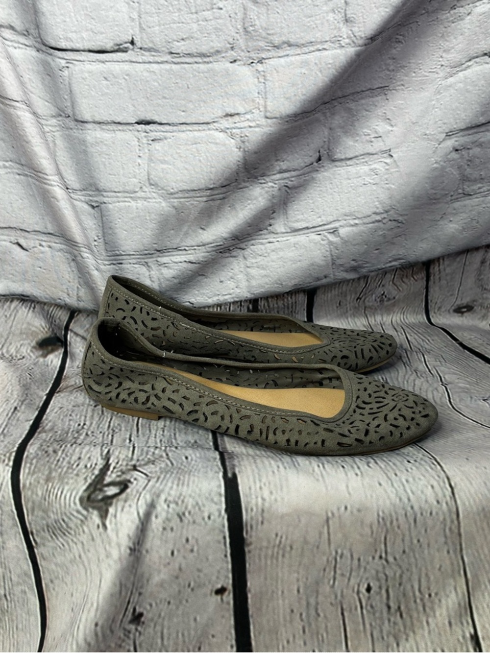 SM New York Women’s‎ Laser-Cut Riund Toe Slip On Ballet Flats Sz 8.5 Gray Taupe
